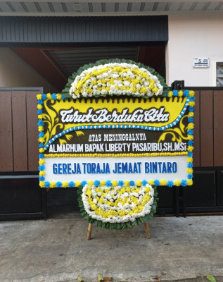 Papan Bunga Duka di Ujung Pandang