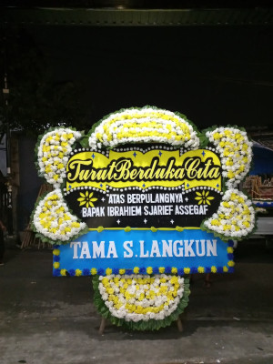 Papan Bunga Duka di Ujung Pandang